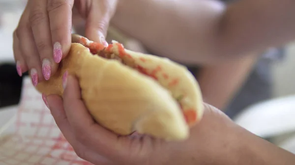 Frau Hält Dönersandwich Ungesundes Fast Food — Stockfoto