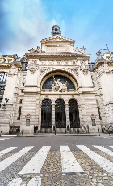 フランス 2017 Bnp パリバ大通りデ イタリアの建物します Bnp パリバはフランスの銀行と世界で最大の銀行の パリに本社を置く金融サービス会社です — ストック写真