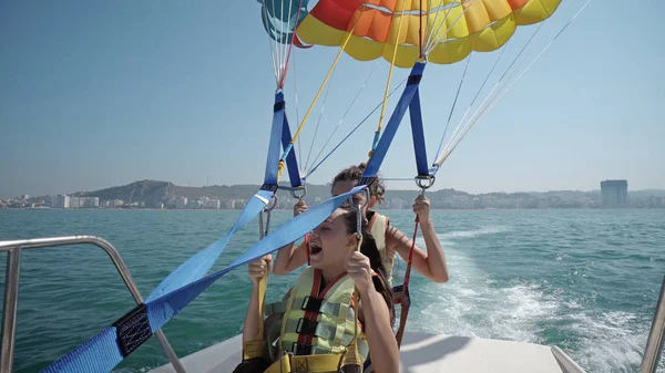 Durres Albania Circa Aug 2017 Excited Tourists Parasailing High Sky — Stock Photo, Image