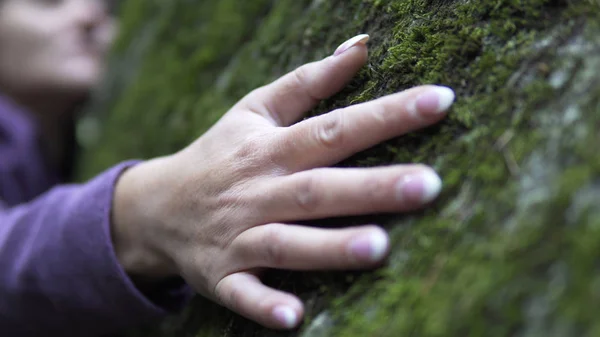 Kvinnan Sätter Arm Stor Sten Med Mossa Skogen — Stockfoto