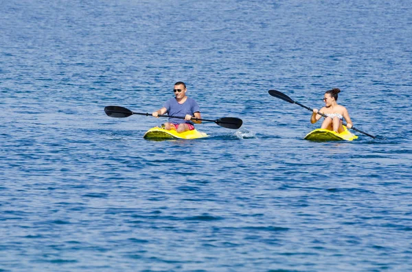 Gruppo Persone Che Fanno Kayak Mare Vacanze Estive Ricreazione — Foto Stock