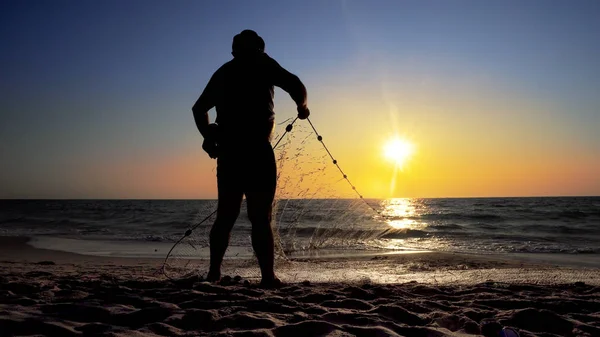 Silhueta Pescador Com Rede Pesca Fundo Por Sol — Fotografia de Stock