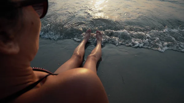 Frau Bikini Liegt Sandstrand Und Genießt Sommerurlaub — Stockfoto