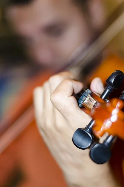 男遊びヴァイオリンのクローズ アップ — ストック写真