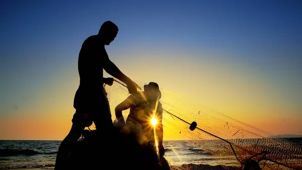 Fischer Silhouetten Mit Fischernetz Auf Sonnenuntergang Hintergrund — Stockfoto