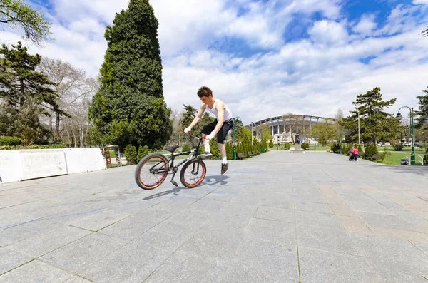 Skopje Mazedonien Apr 2013 Junge Bmx Fahrerin Macht Tricks Park — Stockfoto