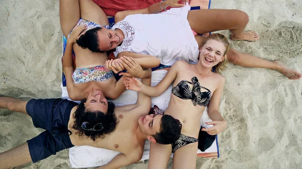Grup Arkadaşıyla Kumsalda Güneşli Gün Yalan Üstten Görünüm — Stok fotoğraf