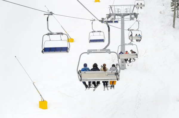 Ski Stoeltjeslift Met Skiërs — Stockfoto