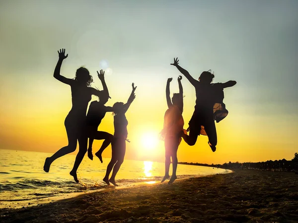 Siluet Orang Menari Pantai Latar Belakang Matahari Terbenam — Stok Foto