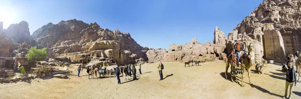 Petra Jordan Circa Jan 2017 Turistas Perto Túmulos Reais Petra — Fotografia de Stock