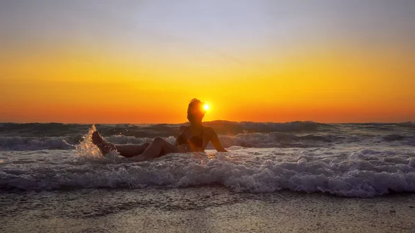 在日落背景下享受海滨度假的妇女 — 图库照片