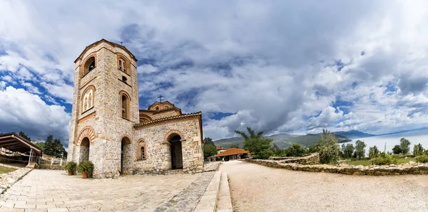 Copyspace マケドニア共和国オフリド プラウシュニック聖パンテレイモン教会のイメージのパノラマ — ストック写真