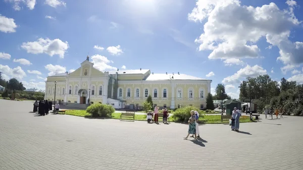 Diveevo Rússia Circa Agosto 2016 Peregrinos Desconhecidos Praça Catedral Perto — Fotografia de Stock