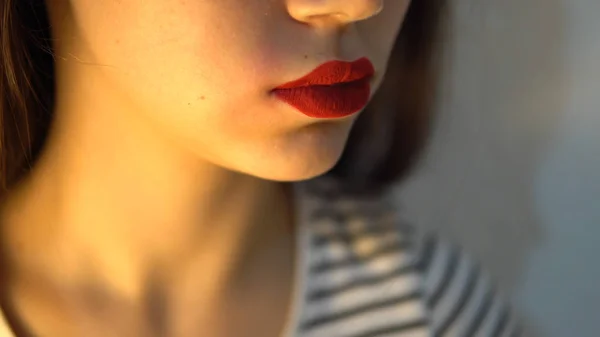 Retrato Recortado Mulher Jovem Com Lábios Vermelhos — Fotografia de Stock