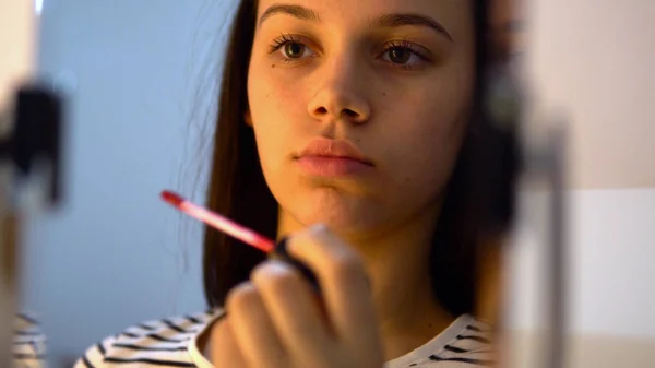 Jeune Femme Appliquant Rouge Lèvres Rouges Sur Les Lèvres — Photo