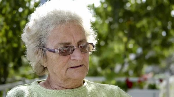 Portrait Elderly Woman Glasses Sitting Outdoors — Stock Photo, Image