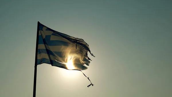 Gamla Rivna Grekiska Flaggan Vågor Mot Sommar Solnedgång Sol — Stockfoto