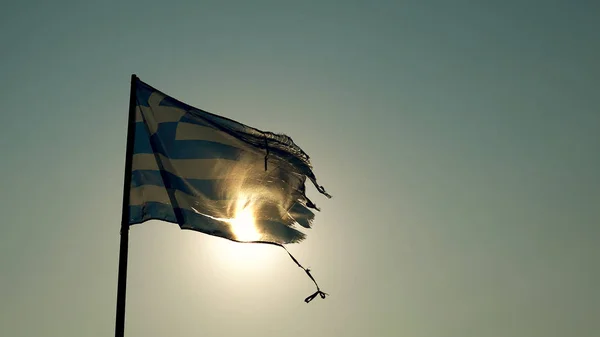 Vieux Drapeau Grec Déchiré Vagues Contre Soleil Couchant Été — Photo