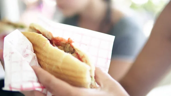 Vrouw Met Döner Kebab Sandwich Ongezonde Fastfood — Stockfoto