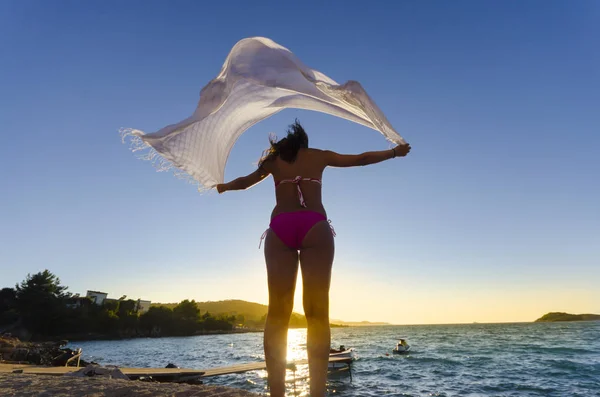 Achteraanzicht Van Vrouw Zee Strand Met Wapperende Sjaal Zonsondergang Achtergrond — Stockfoto