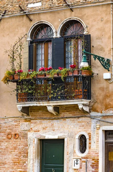 Старые Балконы Венеции Красочные Здания Красными Цветами Вертикальные — стоковое фото