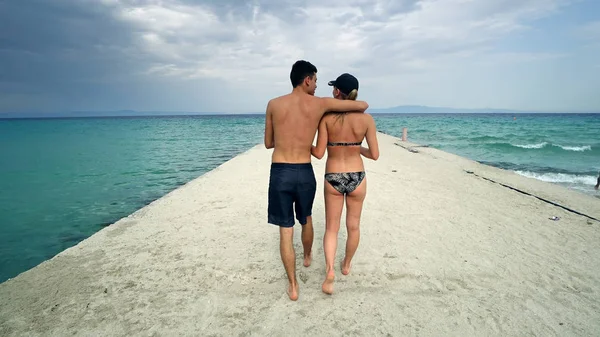 Casal Feliz Romântico Divertindo Cais Praia — Fotografia de Stock