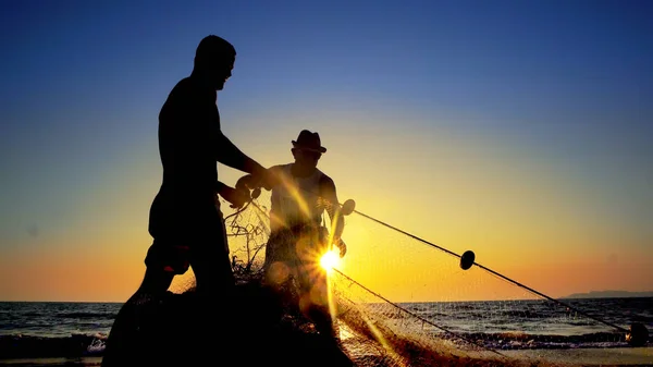 Pescadores Que Trabalham Reparando Redes Pesca Costa Oceânica Pôr Sol — Fotografia de Stock