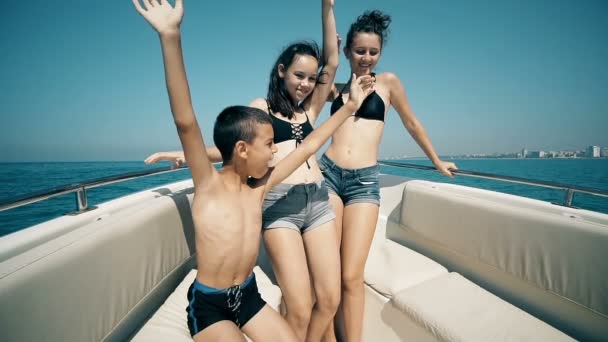 Jóvenes Alegres Divirtiéndose Fiesta Barco Felices Amigos Disfrutando Las Vacaciones — Vídeos de Stock