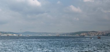 Yolcu gemilerine panoramik Boğaz Istanbul Türkiye ve bulutlar üzerinde