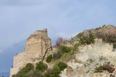 Dağ tepe üzerinde antik kalıntılar Makedon Kalesi