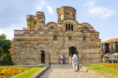 Nesebar, Bulgaristan - Temmuz, 2016 yaklaşık: turist ziyaret İsa Pantokrator Kilisesi, Nesebar, Bulgaristan