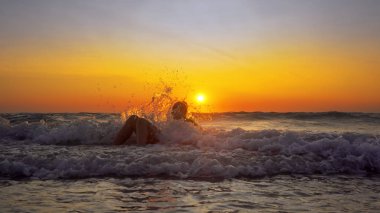 kadının tatil günbatımı zemin üzerine sahil şeridi üzerinde 