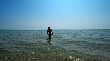 Yakışıklı sporcu erkek Sudan deniz sahilde yürüyüş