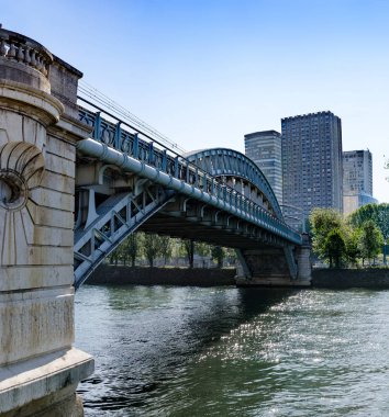 Paris yeni modern bölgesi ve Ile aux Cygnes Demiryolu Köprüsü Seine Nehri üzerinde inşa