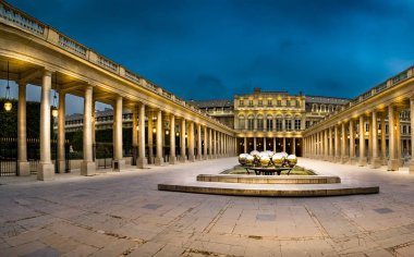 Paris, Fransa - 05 Mayıs, 2017: Palais Royal Paris, Fransa'da bahçesinde ışıklı Çeşme