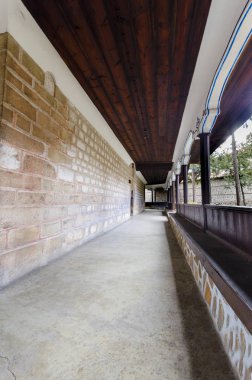 Ortaçağ manastır koridorda