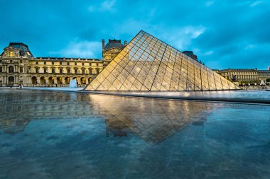 Paris, Fransa - Mayıs, 2017 yaklaşık: ışıklı Louvre Müzesi piramit, müze için ana giriş 