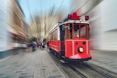 Istanbul, Türkiye'de Istiklal ikonik kırmızı tramvayda