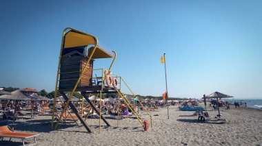 Durres, Arnavutluk - Ağustos, 2017 yaklaşık: hayat koruma kule üzerinde lüks beach resort, Arnavutluk'ta Durres 