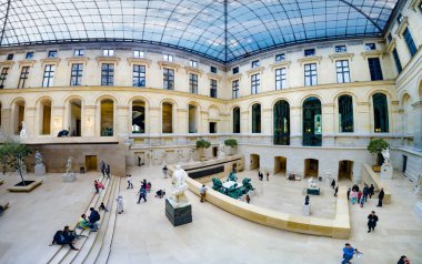 Paris, Fransa - 06 Mayıs, 2017: Panorama heykel hall Louvre Müzesi, Paris, Fransa