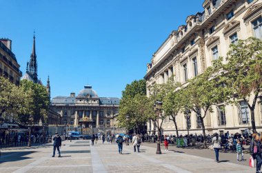 Paris, Fransa - 10 Mayıs 2017: İnsanlar Saint-Chapelle ve Palais de Chapel manzaralı Louis Lepine Meydanı üzerinde Adalet. Paris, Fransa