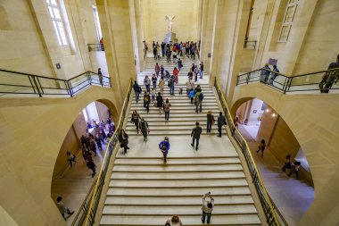 Paris, Fransa - Mayıs, 2017 yaklaşık: merdiven ile Paris'te Louvre Müzesi ziyaret