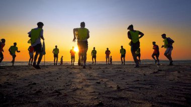 Durres, Albanie - Ağustos, 2017 yaklaşık: Silhouettes futbol takım eğitim günbatımı arka plan üzerinde Beach