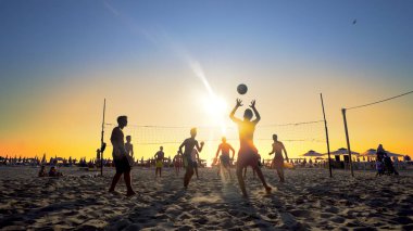 Durres, Arnavutluk - Ağustos, 2017 yaklaşık: plaj voleybolu günbatımı arka planda etkin oynayanlar silüeti