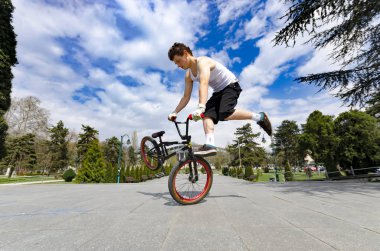 Skopje, Makedonya - Nisan, 2013 yaklaşık: Park açık yapan genç Bmx bisiklet sürücüsü 