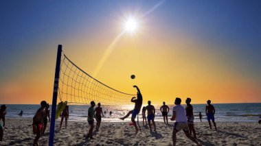 Durres, Arnavutluk - Ağustos, 2017 yaklaşık: plaj voleybolu günbatımı arka planda etkin oynayanlar silüeti