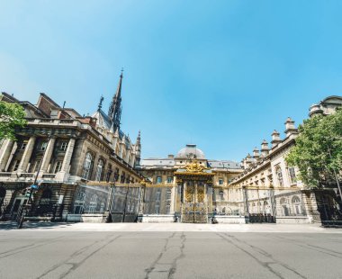 Panoramik Adalet Sarayı (Palais de adalet) Paris'in merkezinde yer almaktadır. Eski cezaevi, şimdi bir Müzesi nerede Marie Antoinette Giyotin, hiçbir insan idam daha önce de hapse girmesinin ardından,