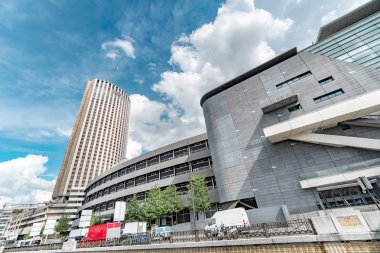 Hyatt Regency Paris Etoile - Porte Maillot gökdelen otel görünümünü. 950 odalı otel Palais des Congres bir parçasıdır.