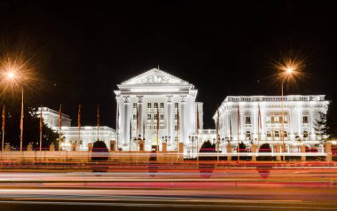 Hükümet Üsküp, Makedonya Cumhuriyeti'ndeki ışığı ile gece trafik rotaları