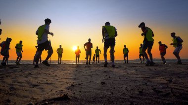 Durres, Albanie - Ağustos, 2017 yaklaşık: Silhouettes futbol takım eğitim günbatımı arka plan üzerinde Beach